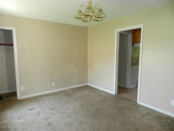 4th image of 534 Ne Carver Ave