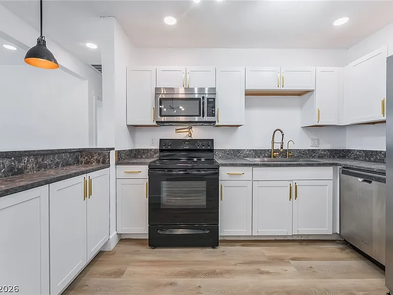 1610 E Ogden Ave — Photo 11