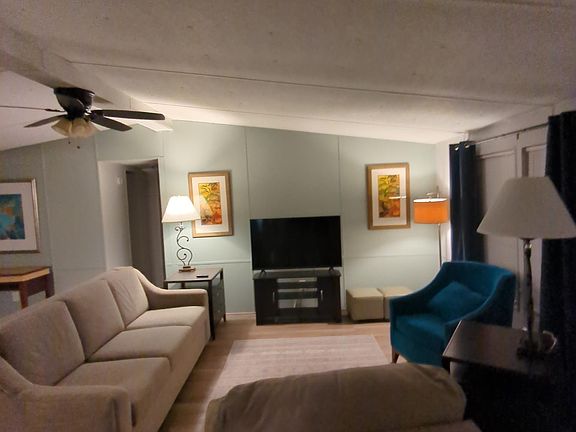 Large living room that can be divided into 2 separate spaces