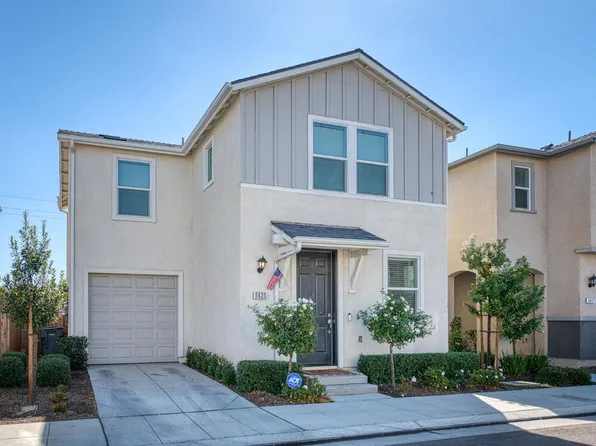 6425 E Meritage Dr, Fresno, CA 93727