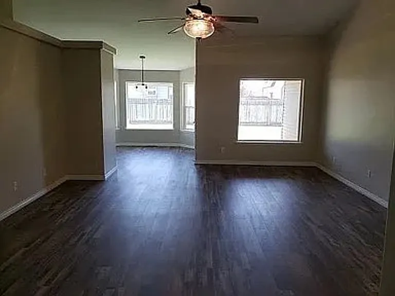 1421 Cayuse Creek Dr — Photo 3