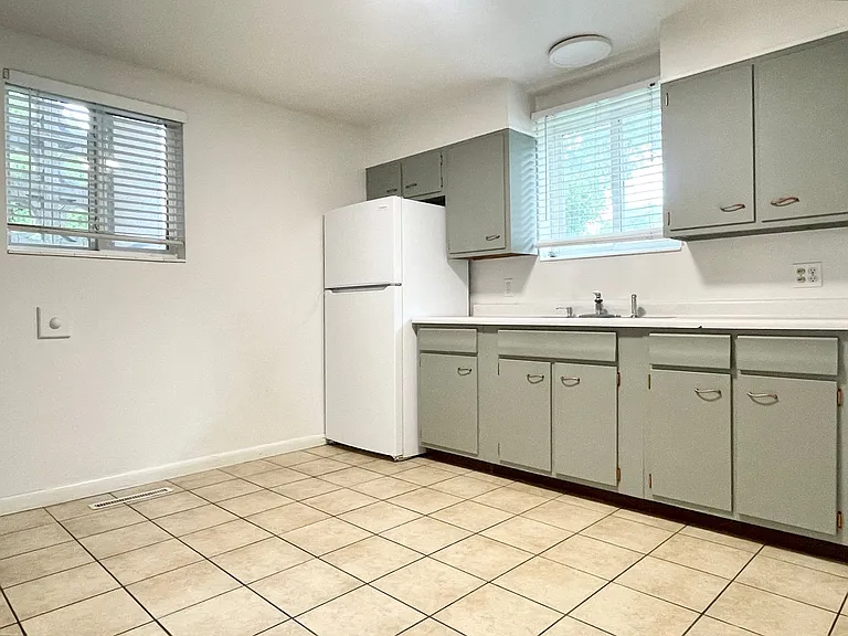 300 E — Photo 11