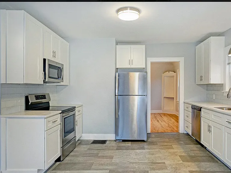 901 Sarasota Ave SE — Photo 1
