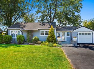 5 Pamela Rd, Lake Zurich, IL 60047