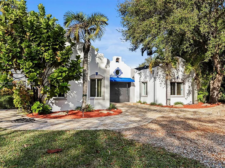 7975 Sunset Dr — Photo 4