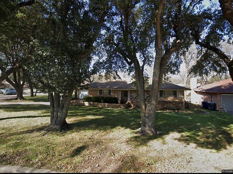 View of front of house featuring a front lawn