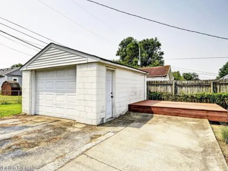 644 Ervay Ave — Photo 16