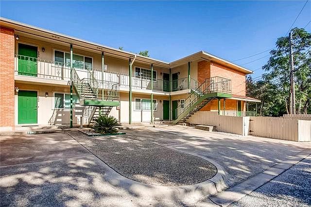 2nd image of 1407 W 39th 1/2 St APT 203
