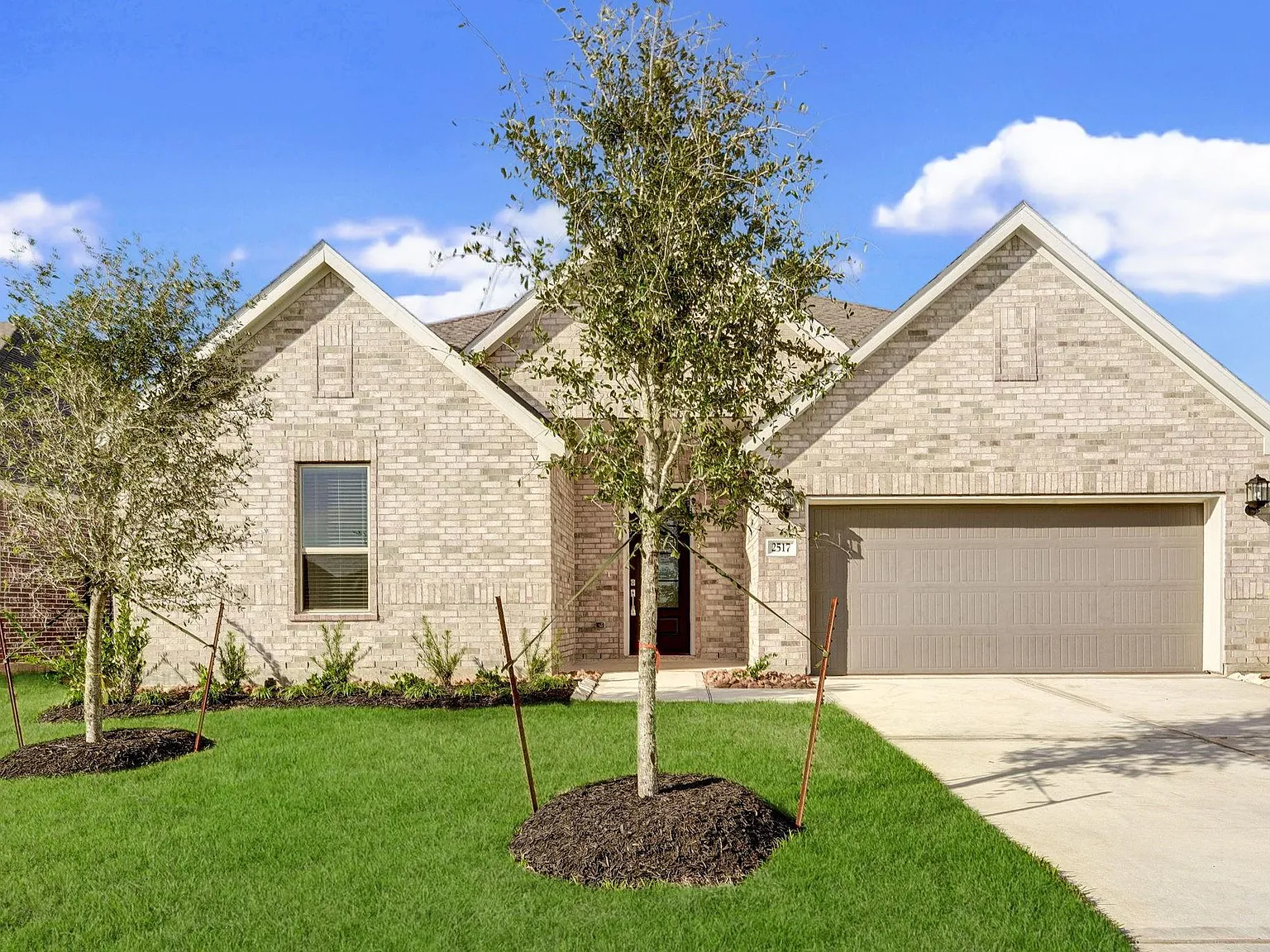 4 bed, 3.0 bath, 2731 sqft, $2,950 — Photo 1