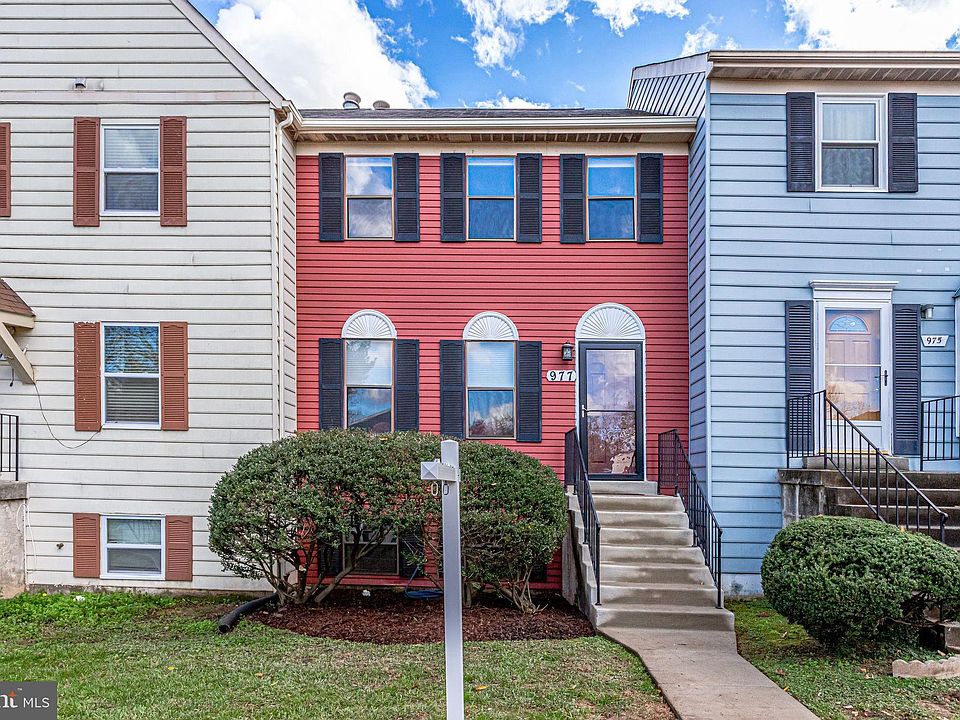 1st image of 977 Ferndale Ave