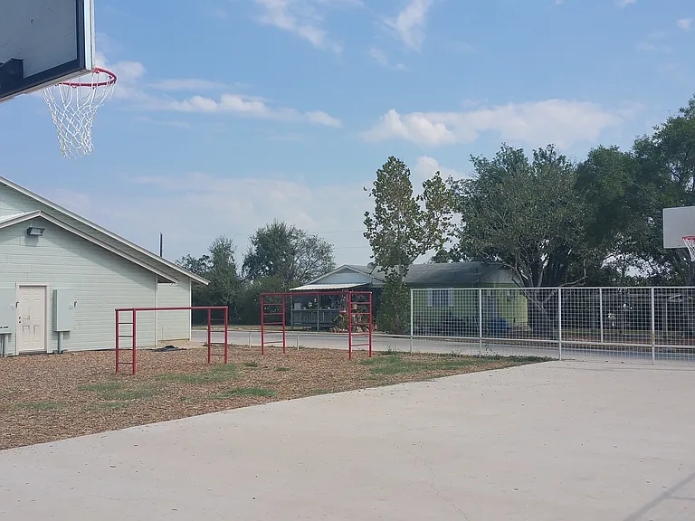 Comal Apartments — Photo 10