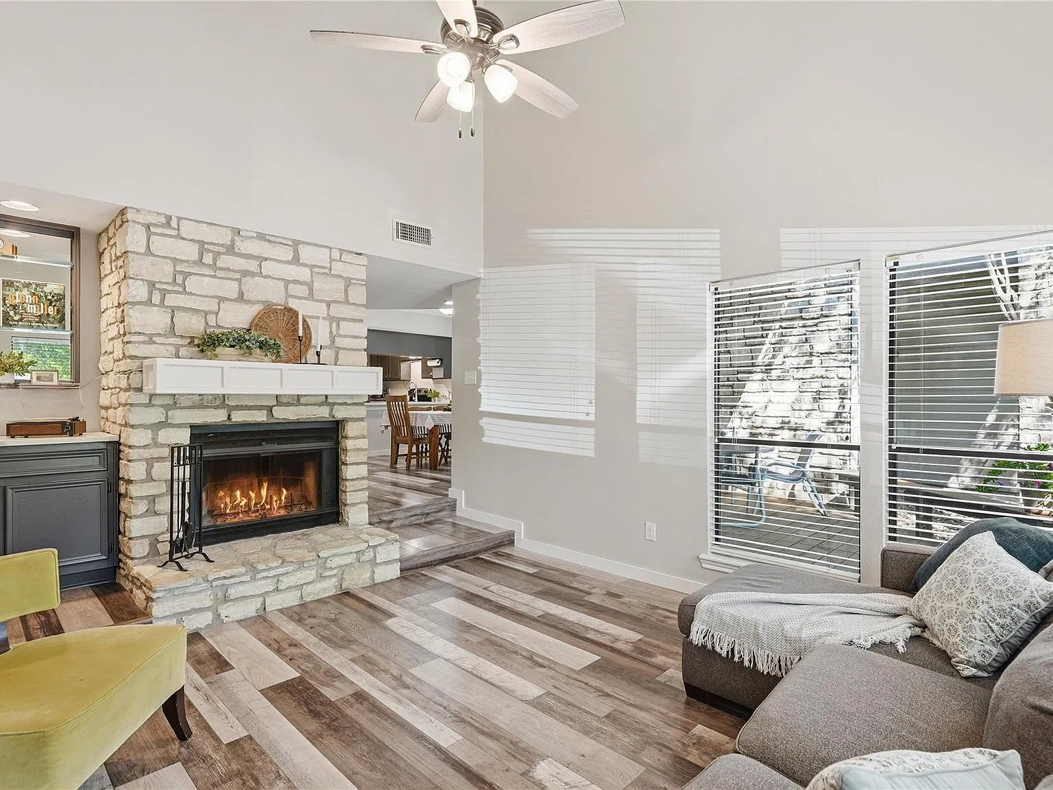 3 bed, 3.0 bath, 1408 sqft, $2,300 — Photo 1