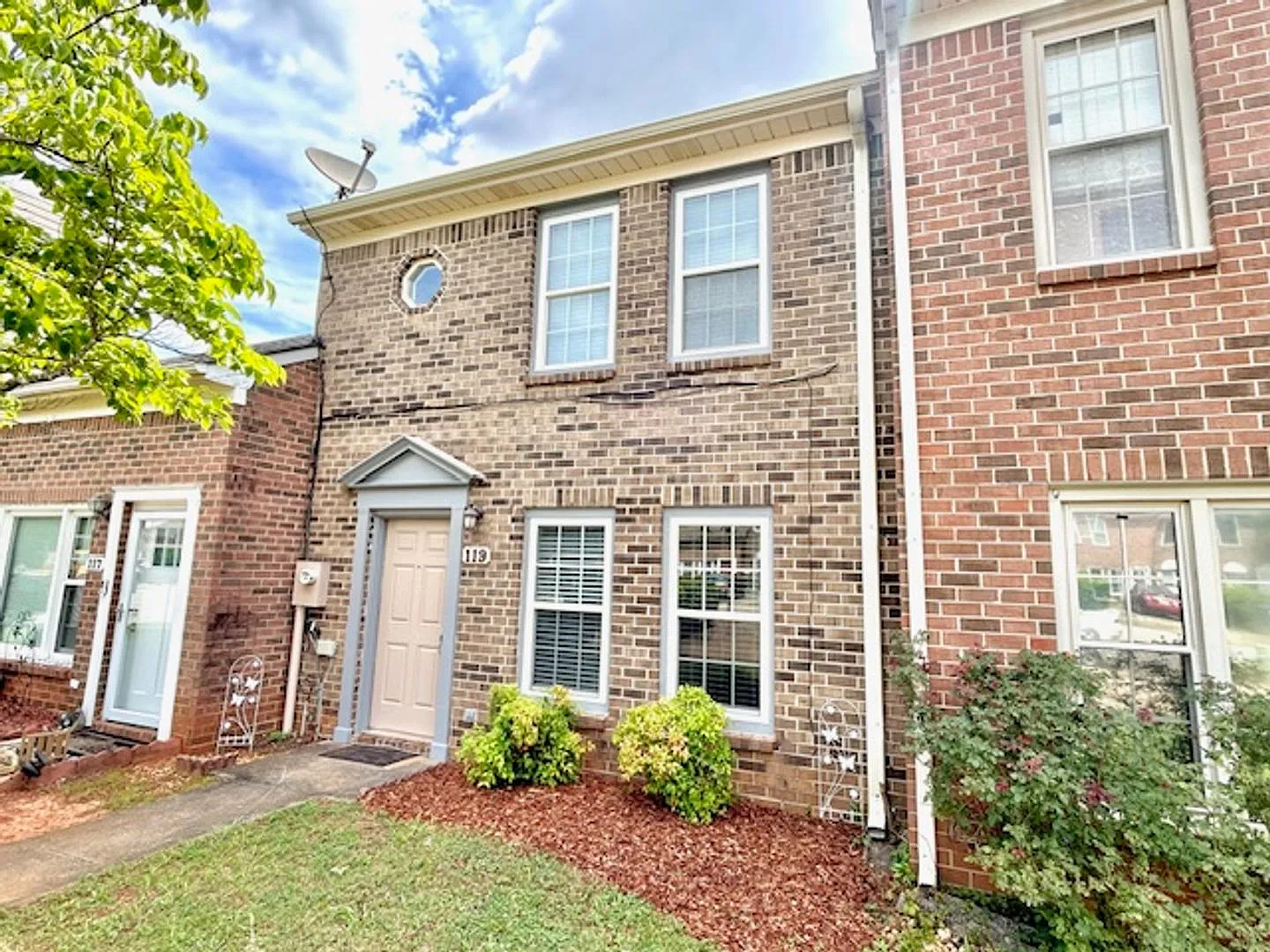 Beautiful Townhome In The Heart Of Madison! Move In Special! — Photo 2