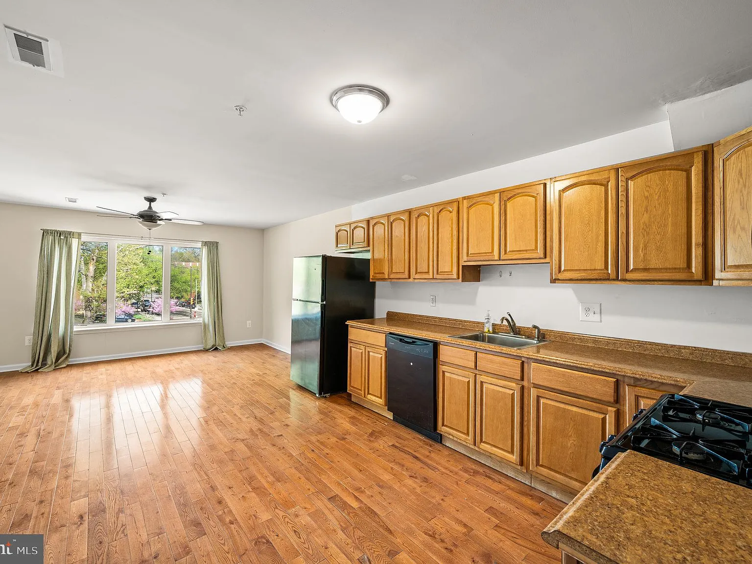 5 bed, 5.5 bath, 3162 sqft, $2,800 — Photo 2