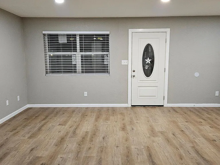 412 Magnolia St — Photo 3