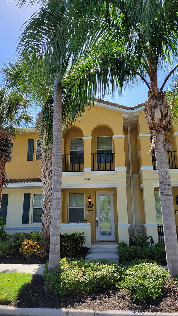 Seasonal Only 3 Bedroom, 2 1/2 Bath Townhome Off University Parkway With Water View — Photo 3