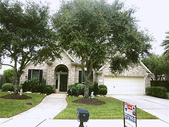 Front yard has nice curb appeal and mature live oaks.