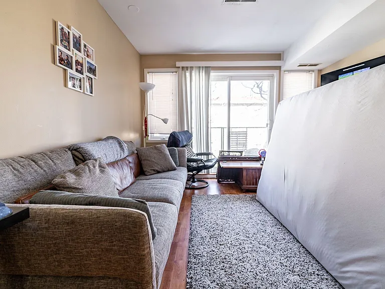110 Stirling Ave #6 — Photo 4