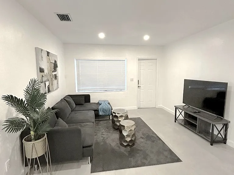 1215 NE 15th Ave #3 — Photo 3