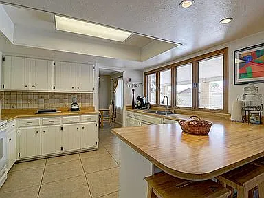 Bright Kitchen
(9' x 12') 
Windows open to patio/pool area