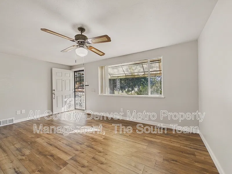 3 bed, 2.0 bath, 1944 sqft, $3,185 — Photo 2