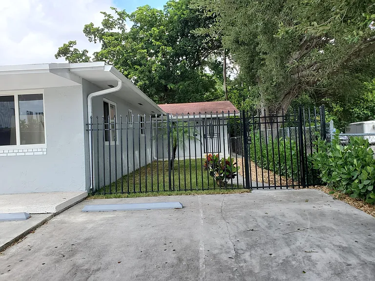 2797 SW 27th Ter — Photo 14
