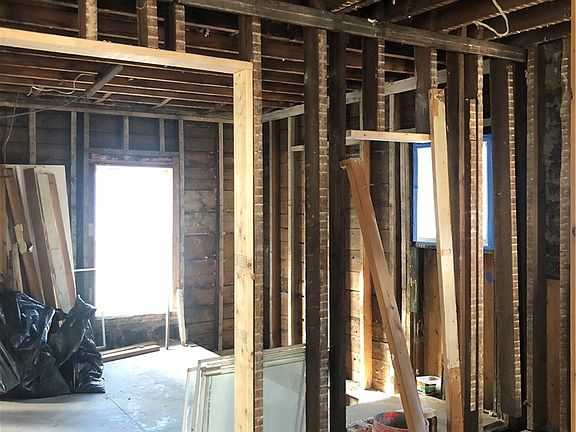 4th image of 19 Fonda Ave #2