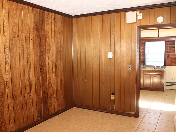 2nd Bedroom - entry from kitchen