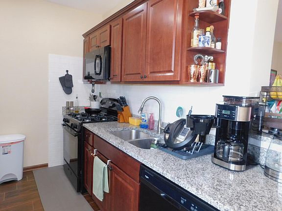 4th image of 5705 W Catalpa Ave #2