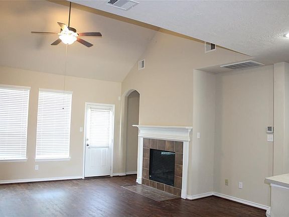 3rd image of 2915 Lake Dr