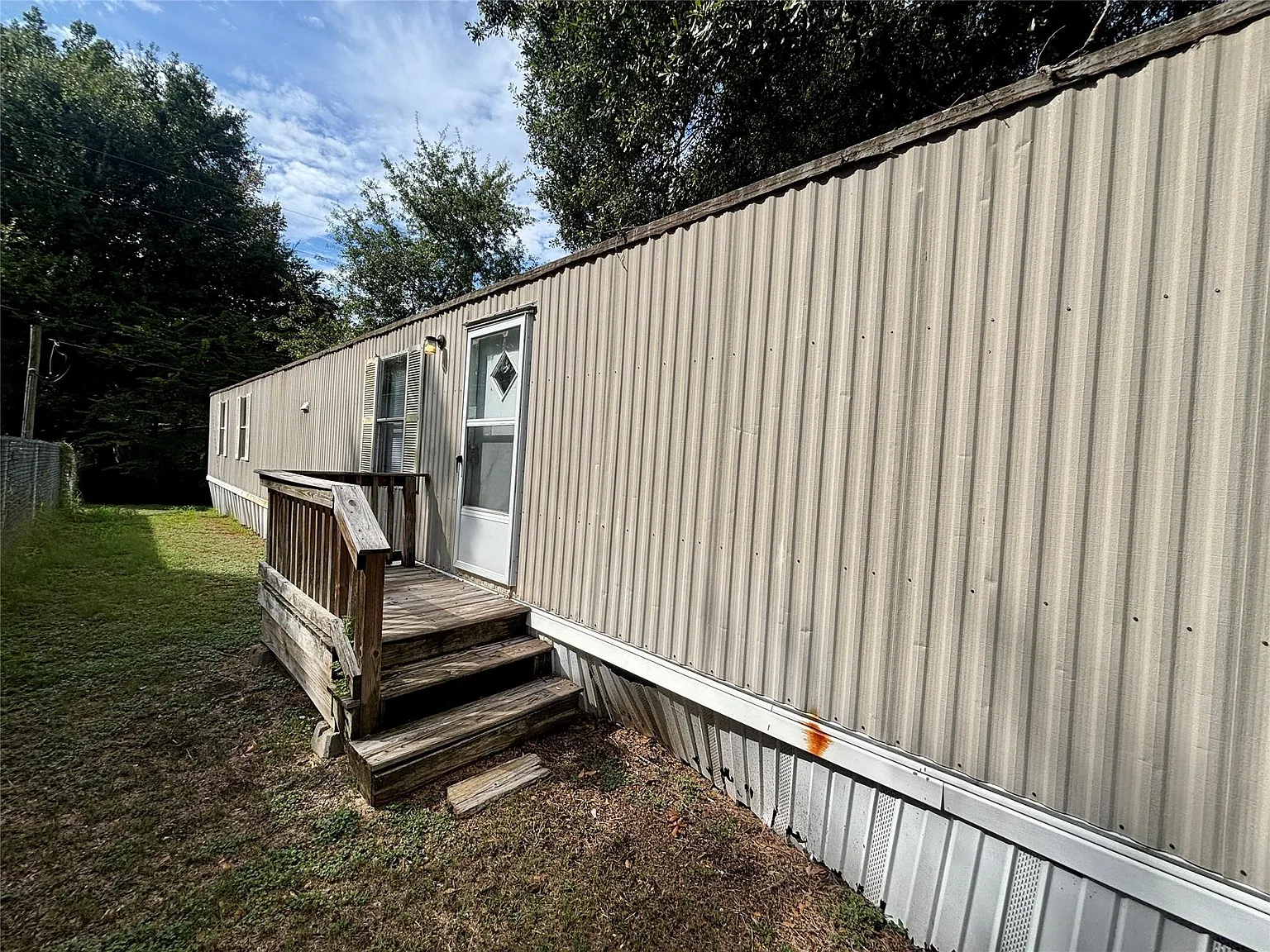 3 bed, 2.0 bath, 1216 sqft, $1,100 — Photo 2