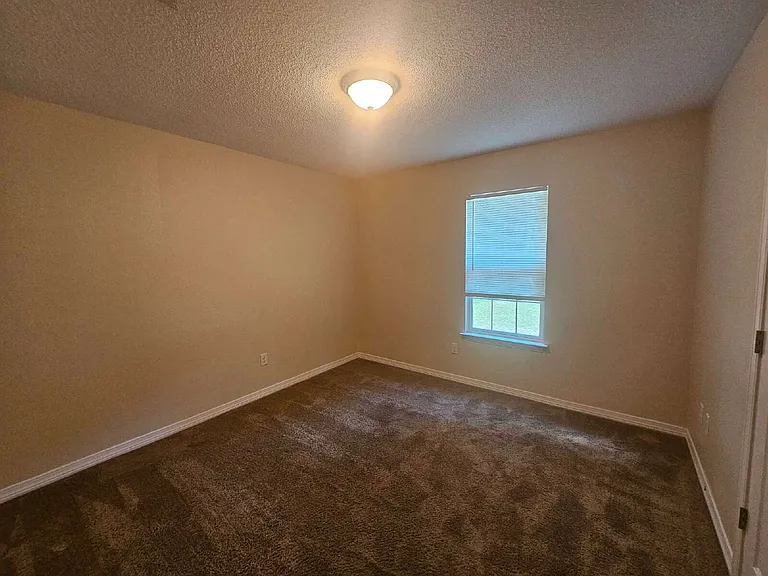 2040 E Roberts Rd — Photo 6