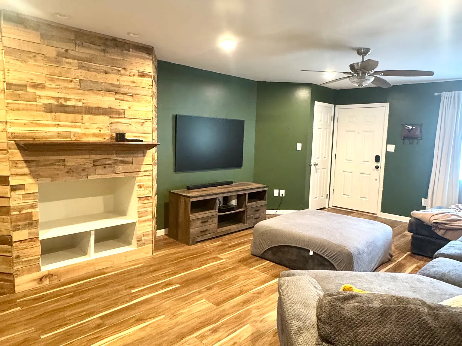 3 bed, 2.5 bath, 2250 sqft, $3,800 — Photo 2