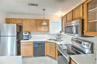 201 Teakwood Ln — Photo 4