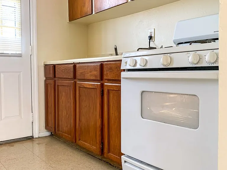 One Bedrooms near VA Hospital — Photo 11