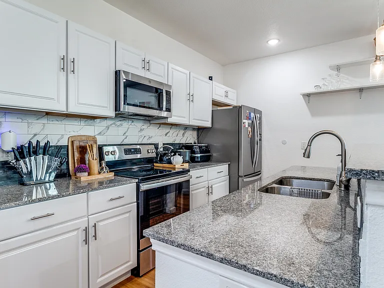 3121 Rutz St — Photo 7