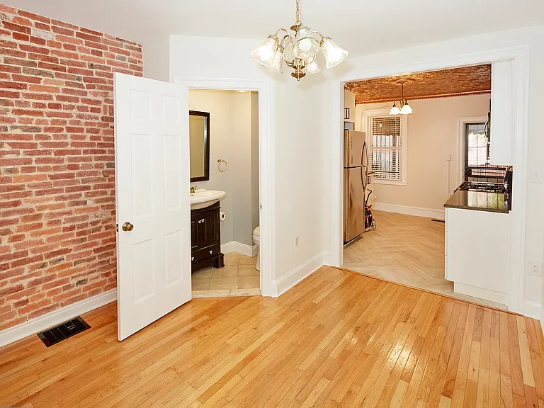 1141 W Hamburg St — Photo 9