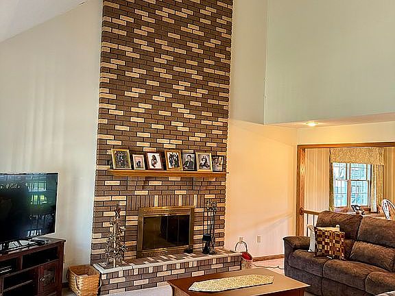 Vaulted ceiling, fireplace