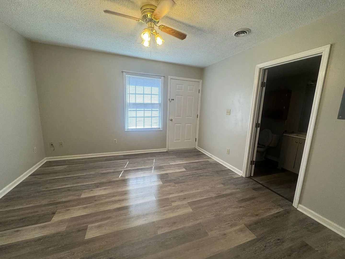 W Watauga 208 — Photo 4