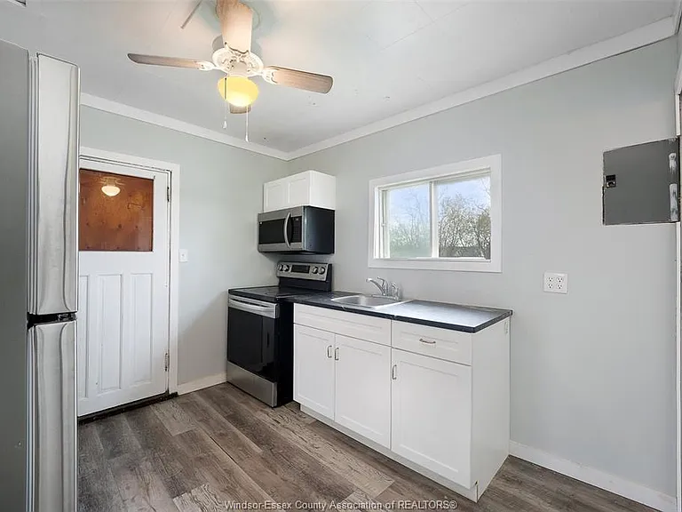 655 Chatham St E — Photo 6