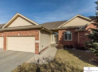 205 Longwood Dr, Papillion, NE 68133