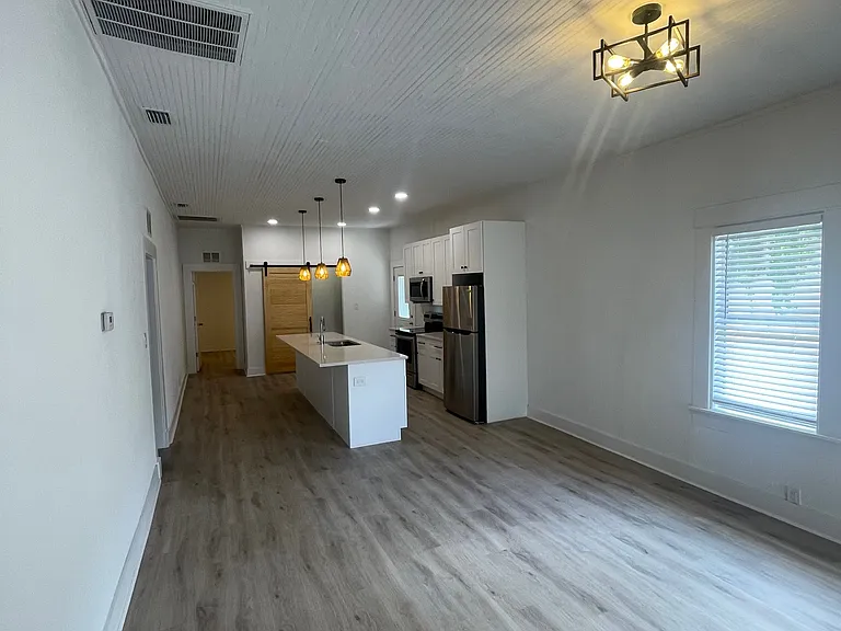 2511 W Beach St — Photo 3