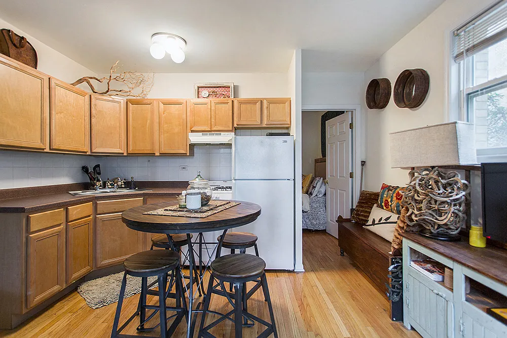 Dakin Court - 910 W Dakin St — Photo 4