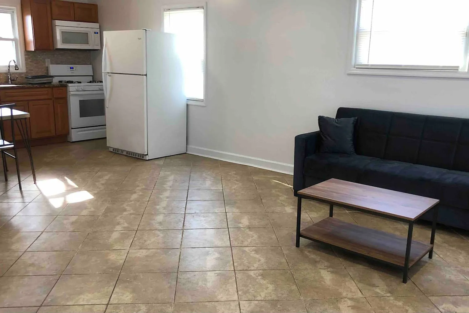 2 bed, 1.0 bath, 871 sqft, $3,337 — Photo 2
