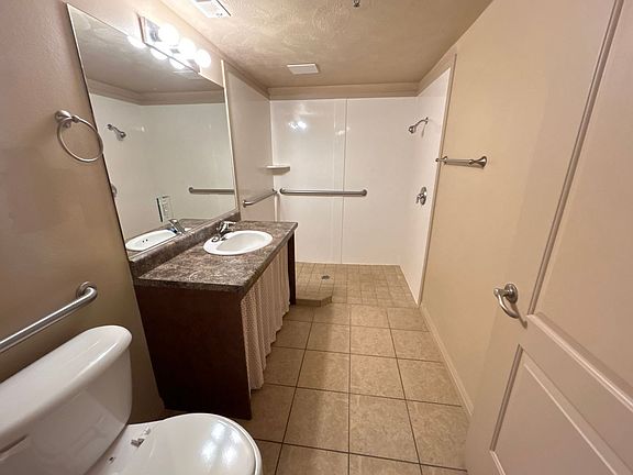 4th image of 853 Spruce St APT 1