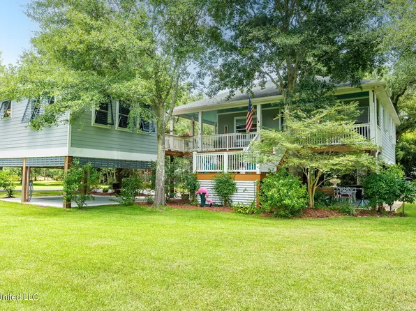 904 Wood St, Waveland, MS 39576