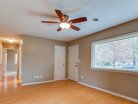 4th image of 105 Elmwood St