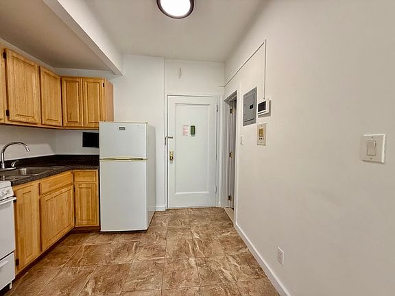 3rd image of 515 E 6th St APT E5