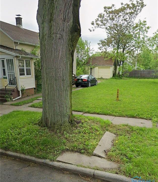 2nd image of 1240 Moore St