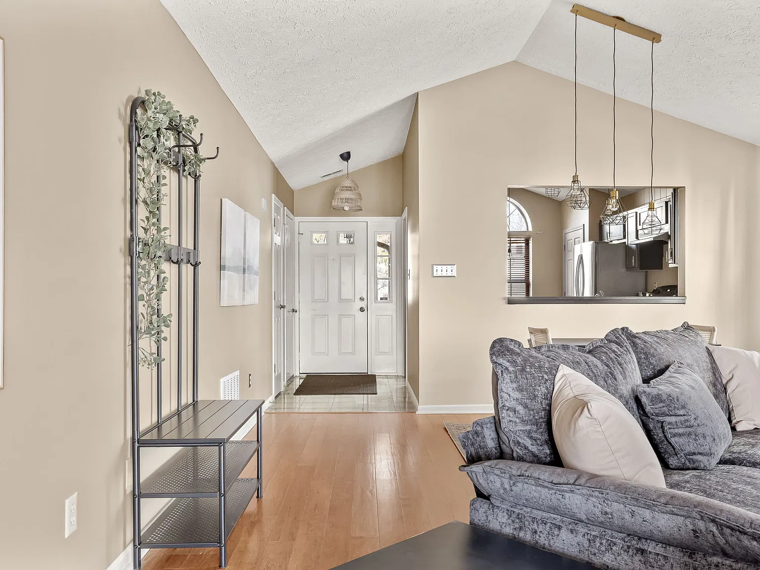 2 bed, 1111 sqft, $2,400 — Photo 3